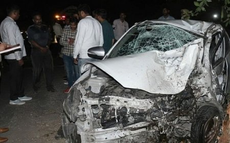 भिवानी में पेड़ से टकराई तेज रफ्तार कार:शादी से लौट रहे युवक की मौत, रुपगढ़-झरवाई के बीच हादसा; इलाज के दौरान तोड़ा दम