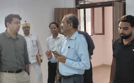 हाथरस में जिलाधिकारी ने किया स्पोर्ट्स स्टेडियम का निरीक्षण:शूटिंग और मल्टीपर्पज हॉल के अधूरे कार्य पूरे करने के निर्देश