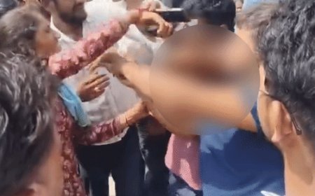 महिलाओं ने दो युवकों को चप्पलों से पीटा:बोलेरो और बाइक टक्कर के बाद विवाद हुआ, वीडियो भी बनाया