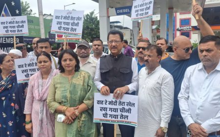 चीनी की आसमान छूती कीमतों और इथेनॉल मिलावट वाले पेट्रोल के खिलाफ कांग्रेस का जबरदस्त प्रदर्शन