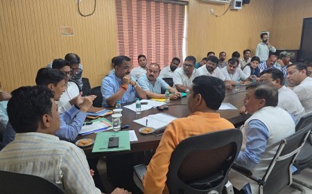 मंडलायुक्त दीपक रावत की अध्यक्षता में जिला सभागार में राजनैतिक दलों के साथ मतदाता सूची के विशेष गहन पुनरीक्षण(एस आई आर) की समीक्षा बैठक आयोजित हुई