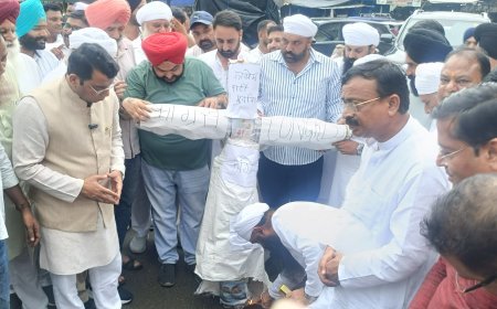 सज्जन कुमार के महिमामंडन पर कांग्रेस के खिलाफ सिख समाज व भाजपा का दिखा भारी आक्रोश, रुद्रपुर में फूंका कांग्रेस पार्टी का पुतला*