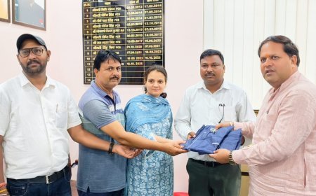 महापौर ने पर्यावरण मित्रों को वितरित किए रेनकोट