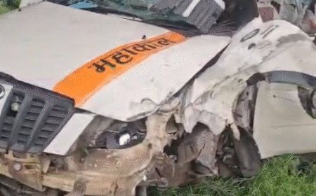 ट्रक से टकराई कार के परखच्चे उड़े, 3 की मौत:8 गंभीर, नागपुर से कुबेरेश्वर धाम जा रहे थे 11 लोग; बैतूल में मुलताई फोरलेन पर हादसा