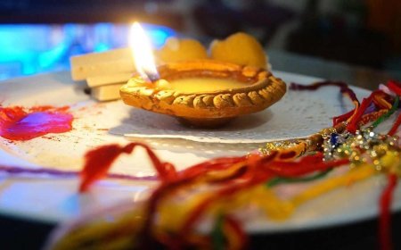 Raksha Bandhan 2026: भाई-बहन के अटूट प्रेम का पर्व, जानें सावन पूर्णिमा पर राखी बांधने का शुभ मुहूर्त