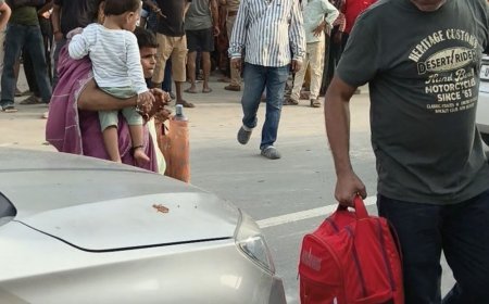 मौत के बाद भी नहीं बदला हाईवे क्रॉसिंग का तरीका:आगरा में पुलिस रोकती रही, लोग रेलिंग कूदकर जाते रहे; फुट ओवरब्रिज भी नहीं मिला