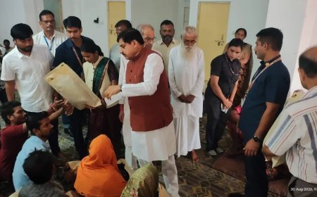 चित्रकूट में बाढ़ पीड़ितों के बीच पहुंचे सीएम डॉ. मोहन यादव, बांटी राहत सामग्री