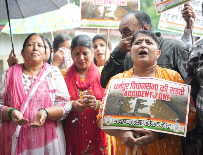 तेज बारिश में भी नहीं डिगा जनआक्रोश, धर्मपुर की बदहाल सड़कों को लेकर महिला कांग्रेस का पीडब्ल्यूडी कार्यालय पर जोरदार घेराव