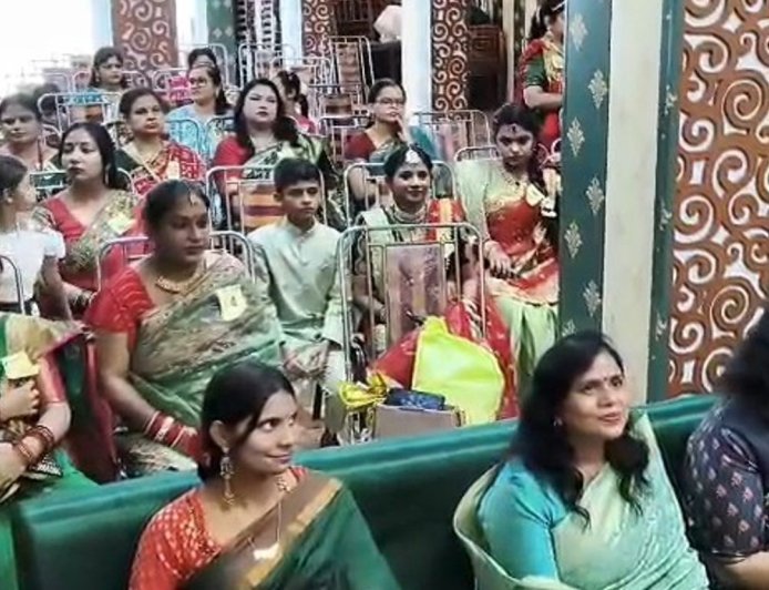 लखनऊ में राजाजीपुरम में हरियाली तीज उत्सव:महिलाओं ने पारंपरिक परिधानों में गीत-नृत्य से मनाया सावन