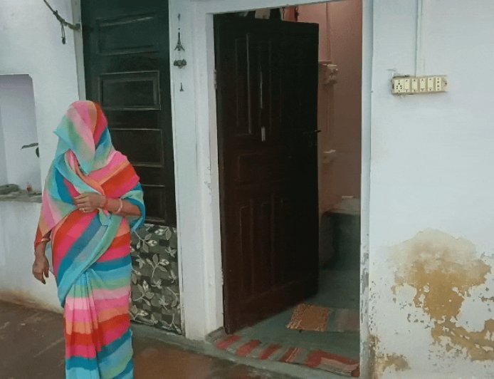 मां-बेटे को कमरे में बंद कर चोरों ने चुराई ज्वेलरी:दिनदहाड़े 7 लाख के गहने-कैश लेकर फरार हुए, जांच में जुटी पुलिस