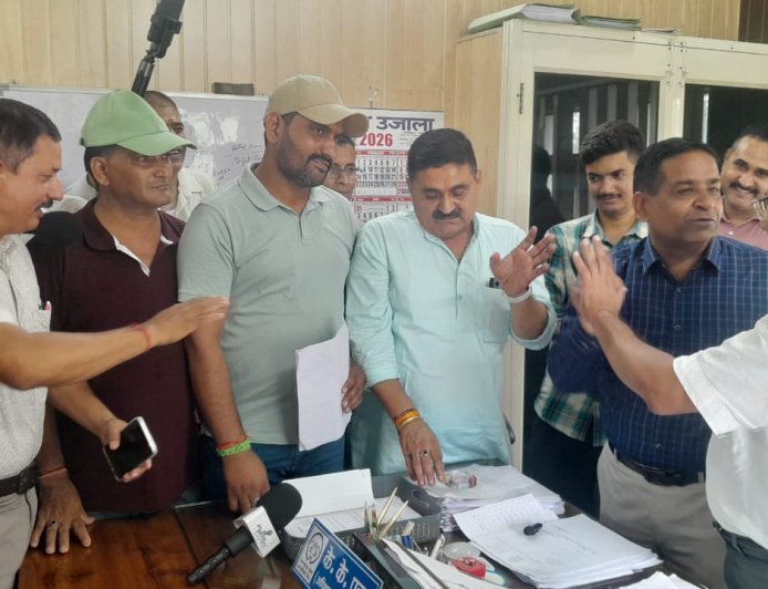 विद्युत कटौती व लो वोल्टेज की समस्या को लेकर कांग्रेस जनों ने किया अधिशासी अभियंता का घेराव