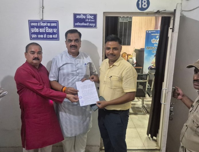 मतदाता सूची के विशेष गहन पुनरीक्षण अभियान के दौरान कथित अनियमितताओं और फर्जी आपत्तियां लगाए जाने के विरोध में गुरुवार को पूर्व विधायक एवं कांग्रेस नेता राजकुमार ठुकराल ने एसडीएम कार्यालय के समक्ष धरना दिया।