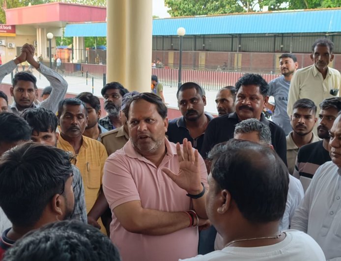 घायल युवक का हाल जानने अस्पताल पहुंचे महापौर विकास शर्मा