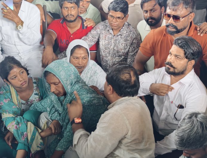 महापौर के हस्तक्षेप के बाद नगर निगम में वाल्मीकि समाज का धरना समाप्त