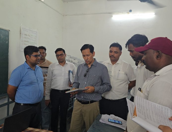 आयुक्त दीपक रावत ने किया SIR कार्यों का स्थलीय निरीक्षण ।
