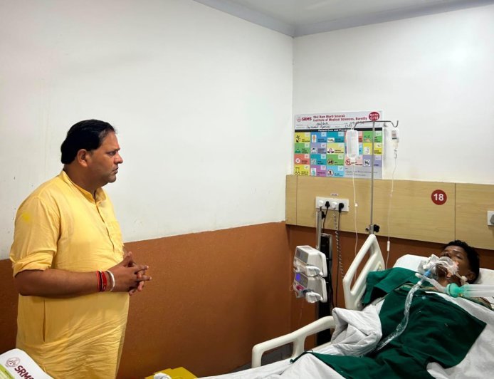 अभिषेक का हाल जानने फिर राममूर्ति अस्पताल पहुंचे महापौर विकास शर्मा