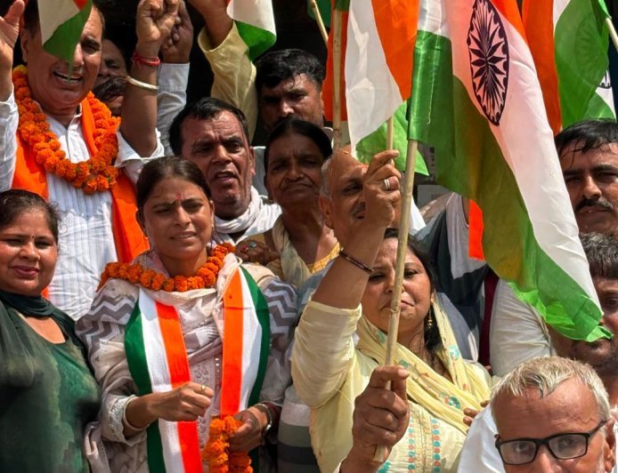 कलानौर में भाजपा कार्यकर्ताओं ने निकाली तिरंगा यात्रा:अनुसूचित जाति आयोग की वाइस चेयरपर्सन रेनू डाबला हुई शामिल, देशभक्ति का माहौल बना