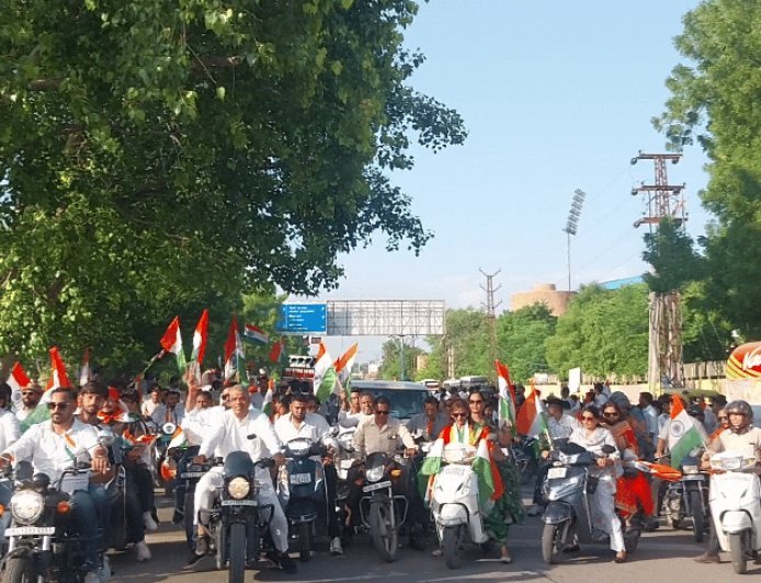 जोधपुर में भाजपा ने निकाली 16-किमी लंबी तिरंगा वाहन रैली:प्रदेश महामंत्री बोले- तिरंगा राष्ट्र की एकता का प्रतीक; सैकड़ों कार्यकर्ताओं ने लगाए देशभक्ति के नारे