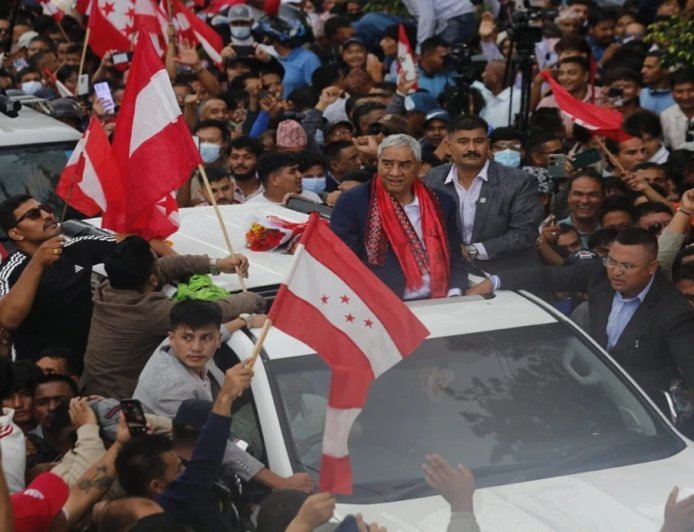 नेपाल के पूर्व PM देउबा, जिन्हें Gen-Z के विरोध-प्रदर्शन में मार पड़ी थी, इलाज के लिए महीनों विदेश में रहने के बाद लौटे; उनका ज़ोरदार स्वागत हुआ