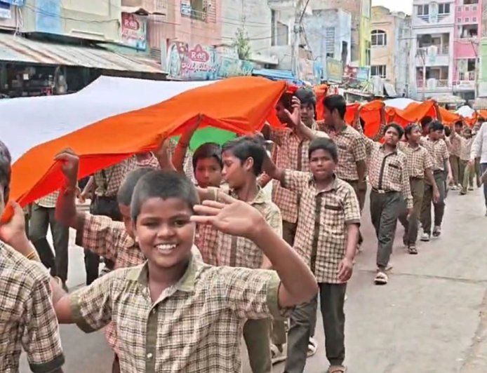 Markapuram में 330 फीट लंबे तिरंगे के साथ निकली Har Ghar Tiranga रैली, ASP Navjyoti Mishra ने युवाओं को किया प्रेरित