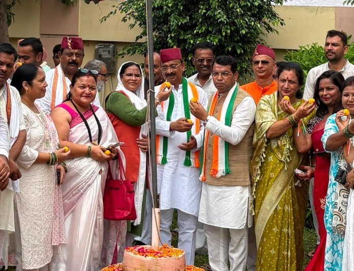 80 वे स्वतंत्रता दिवस पर विधायक शिव अरोरा ने रुद्रपुर में जगह-जगह किया ध्वजारोहण* *आजादी के वीर सेनानियों के त्याग को नमन कर विकसित, आत्मनिर्भर एवं सशक्त भारत के निर्माण का लिया संकल्प