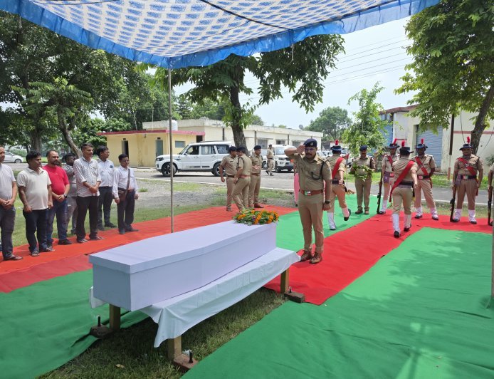 आरक्षी स्व0 श्री भुवन चंद्र आर्या जी के आकस्मिक निधन पर ऊधमसिंहनगर पुलिस परिवार द्वारा दी गई भावभीनी श्रद्धांजलि
