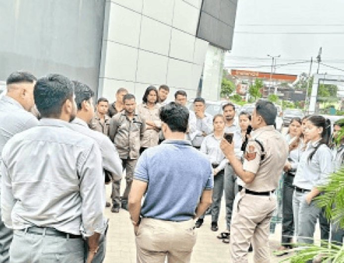 रेवाड़ी में साइबर ठगी के खिलाफ जागरूकता अभियान:पुलिस ने कार शोरूम कर्मचारियों को बताए बचाव के तरीके; लोगों को किया सतर्क
