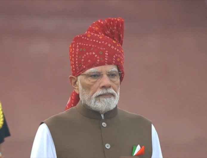 मोदी ने बांधनी पैटर्न की लाल राजस्थानी पगड़ी पहनी:13 साल में लाल किले पर हर बार अलग अंदाज; 5 बार केसरिया पगड़ी बांधी