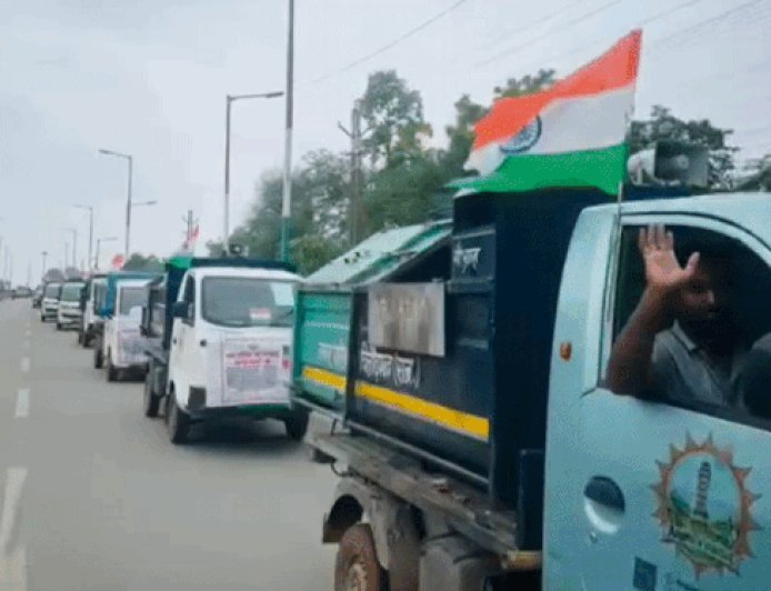 कचरे की EV-गाड़ियों से निकाली स्वच्छता तिरंगा यात्रा:सफाईकर्मी बोले- शहर को साफ रखना सभी नागरिकों की भी जिम्मेदारी