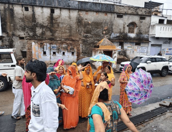 महिलाओं ने कोतवाली थाने के सामने एक घंटे किया संकीर्तन:मंदिर में टिन शेड का काम रुकवाने से आक्रोश, कार्य शुरू कराने की मांग