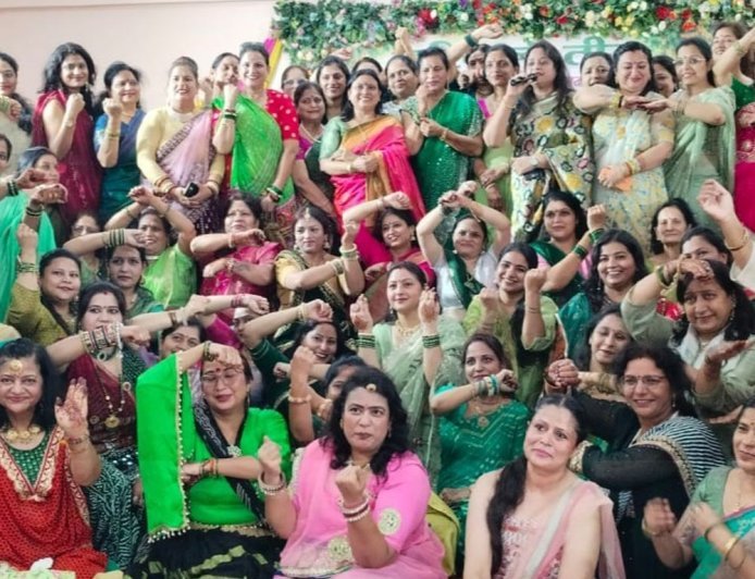 आगरा में महिलाओं मल्हार गीत संग मनाई तीज:हरे परिधानों में मनाया हरियाली उत्सव, जगह-जगह हुए कार्यक्रम