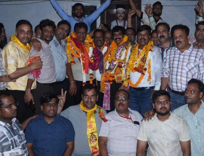 हाथरस में श्री अग्रवाल सभा के द्विवार्षिक चुनाव संपन्न:अनिल अग्रवाल बने अध्यक्ष, जीत के बाद ढोल-नगाड़ों के साथ निकला विजय जुलूस