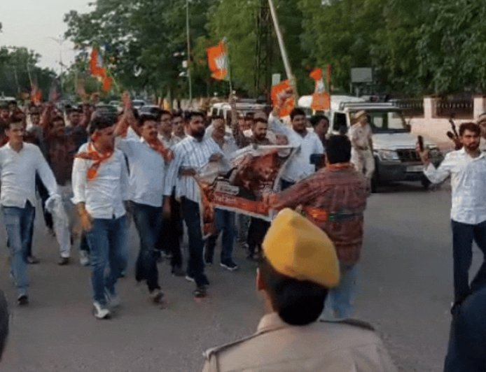 भाजपा कार्यकर्ताओं का सोनिया गांधी के खिलाफ प्रदर्शन:कांग्रेसी सामने आए तो नारेबाजी हुई, पुलिस ने बचाव कर संभाली स्थिति