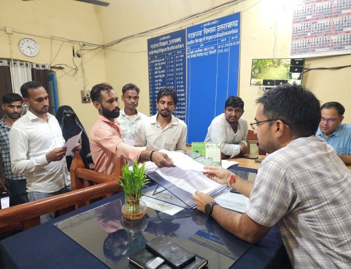 पूर्व विधायक राजेश शुक्ला के प्रेस वार्ता का दिखने लगा असर डबल वोट रखने वाले मतदाताओं ने स्वयं स्वीकार की गलती, एक स्थान से नाम हटाने के लिए ERO कार्यालय में दिए प्रार्थना पत्र