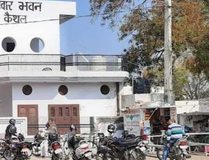 कैथल में पटवारियों की हड़ताल 2 दिन और बढ़ी:पोर्टल की खामियों का विरोध, पटवार भवन पर लटके ताले; 4 दिन नहीं होगा काम