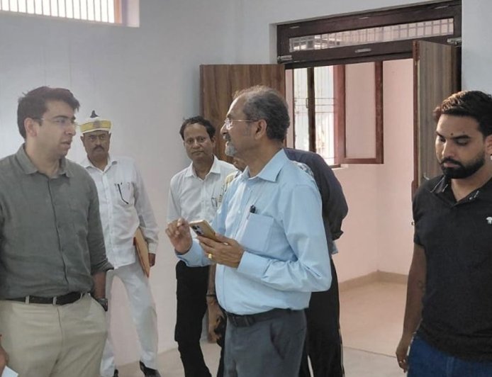 हाथरस में जिलाधिकारी ने किया स्पोर्ट्स स्टेडियम का निरीक्षण:शूटिंग और मल्टीपर्पज हॉल के अधूरे कार्य पूरे करने के निर्देश