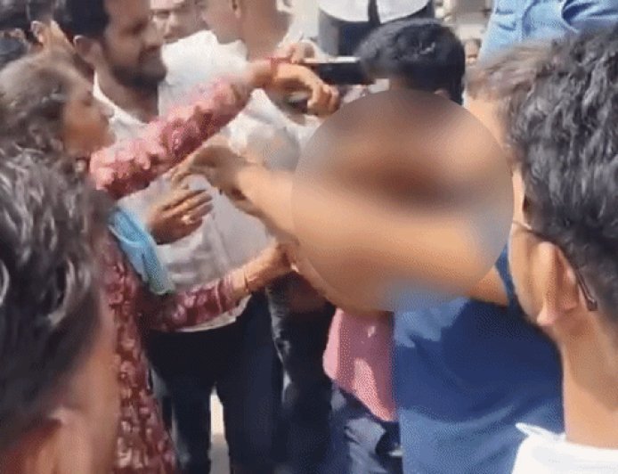महिलाओं ने दो युवकों को चप्पलों से पीटा:बोलेरो और बाइक टक्कर के बाद विवाद हुआ, वीडियो भी बनाया