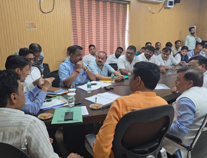 मंडलायुक्त दीपक रावत की अध्यक्षता में जिला सभागार में राजनैतिक दलों के साथ मतदाता सूची के विशेष गहन पुनरीक्षण(एस आई आर) की समीक्षा बैठक आयोजित हुई