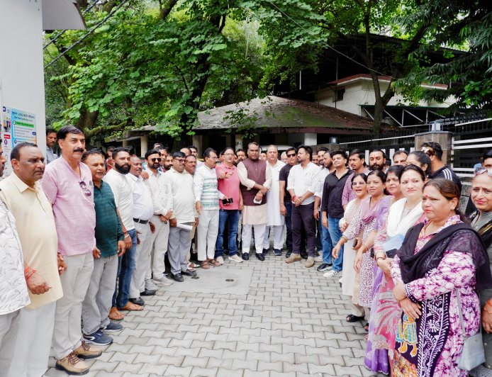 भारतीय जनता पार्टी महानगर सिद्धार्थ उमेश अग्रवाल जी के नेतृत्व में सैकड़ो कार्यकर्ताओं के साथ SIR प्रक्रिया में बाधा डालने के कांग्रेस के प्रयासों के खिलाफ भाजपा का जोरदार प्रदर्शन
