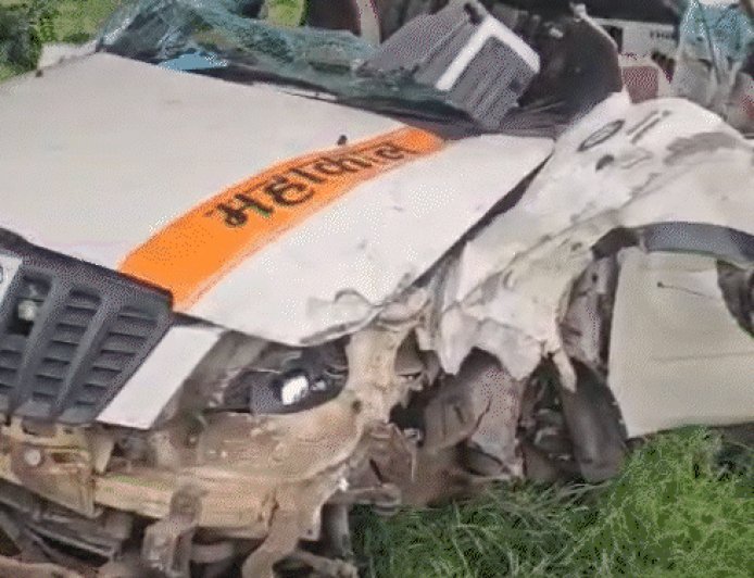 ट्रक से टकराई कार के परखच्चे उड़े, 3 की मौत:8 गंभीर, नागपुर से कुबेरेश्वर धाम जा रहे थे 11 लोग; बैतूल में मुलताई फोरलेन पर हादसा