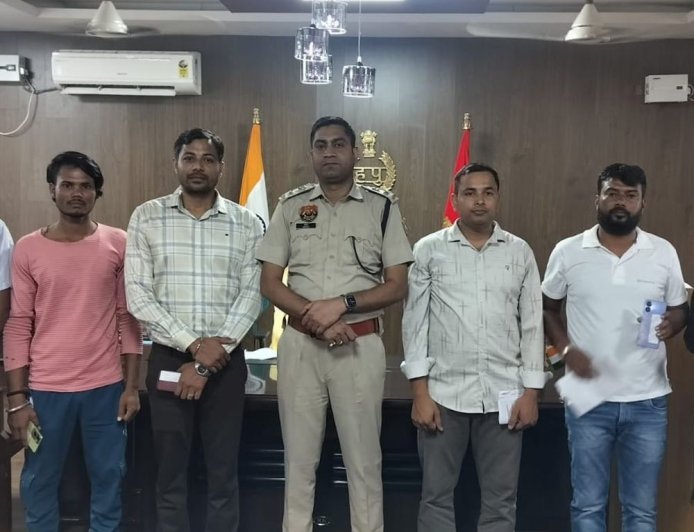 महेंद्रगढ़ पुलिस ने 26 गुमशुदा स्मार्टफोन बरामद किए:₹4.50 लाख की कीमत, एसपी ने अपने हाथों से वापस लौटाए