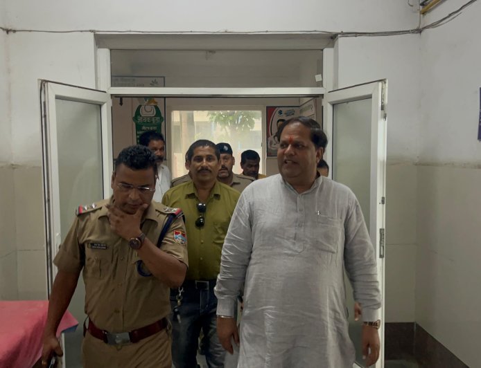 महापौर ने जिला अस्पताल पहुंचकर घायल महिला कांस्टेबल का हाल जाना