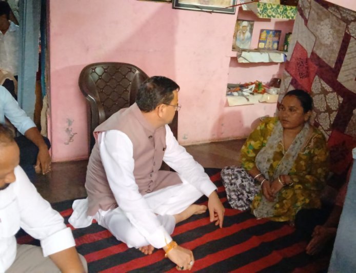 मुख्यमंत्री ने शोक संतप्त परिवारों से मिलकर जताया गहरा दुख,परिजनों को बंधाया ढाढ़स।*