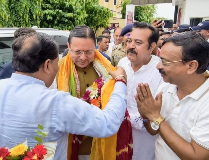 युवा विद्यार्थी मंथन कार्यक्रम में मुख्यमंत्री धामी का महापौर ने किया स्वागत
