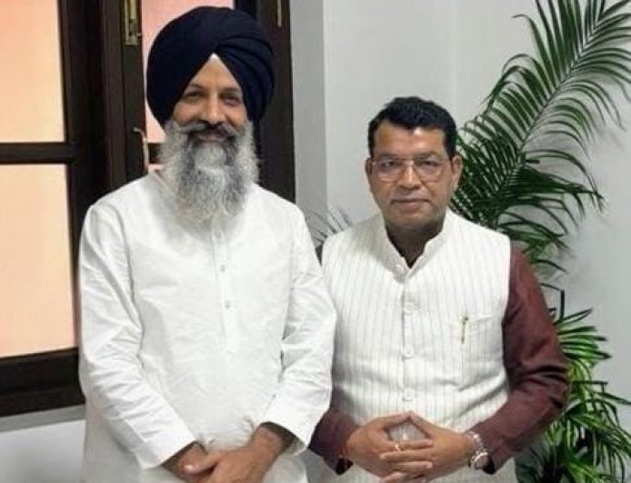 रुद्रपुर आगमन पर राधा स्वामी डेरा ब्यास प्रमुख हजूर जसदीप सिंह जी गिल से मिले विधायक शिव अरोरा, आध्यात्मिक मार्गदर्शन एवं आशीर्वाद प्राप्त किया*