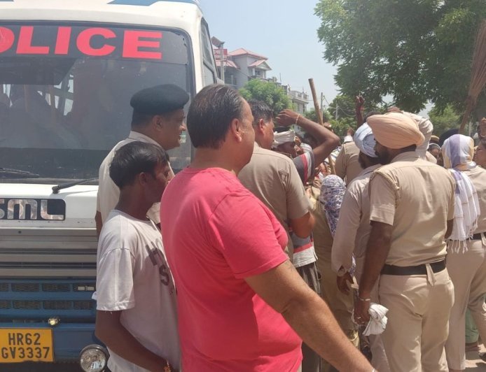 रतिया में कूड़ा उठाने पर हंगामा, सफाई कर्मचारी हिरासत में:25वें दिन भी हड़ताल जारी, प्रशासन ने डंपिंग प्वाइंट से कूड़ा उठाया