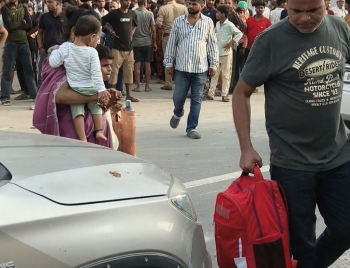 मौत के बाद भी नहीं बदला हाईवे क्रॉसिंग का तरीका:आगरा में पुलिस रोकती रही, लोग रेलिंग कूदकर जाते रहे; फुट ओवरब्रिज भी नहीं मिला