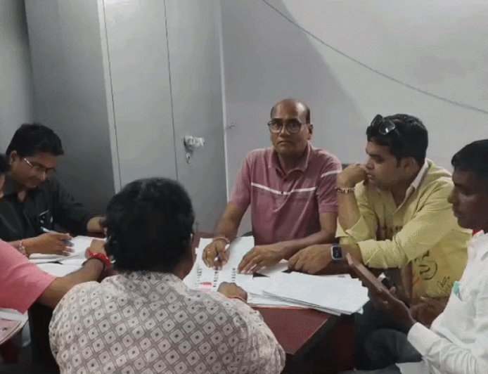 भाजपा-कांग्रेस कार्यालयों में दावेदारों की भीड़:टिकट को लेकर दोनों दलों में मंथन जारी, नामांकन का कल लास्ट दिन