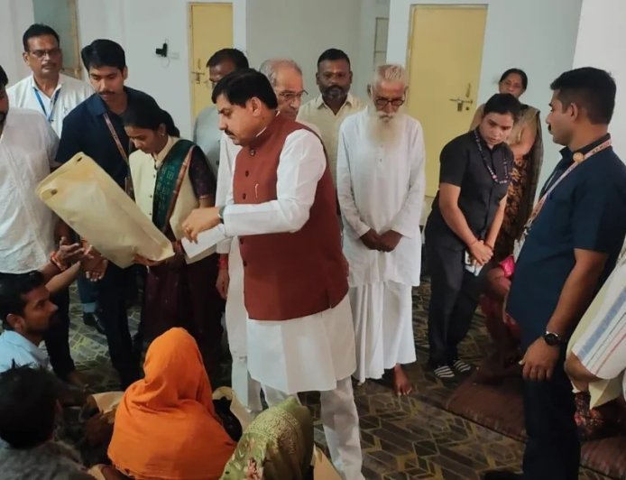चित्रकूट में बाढ़ पीड़ितों के बीच पहुंचे सीएम डॉ. मोहन यादव, बांटी राहत सामग्री