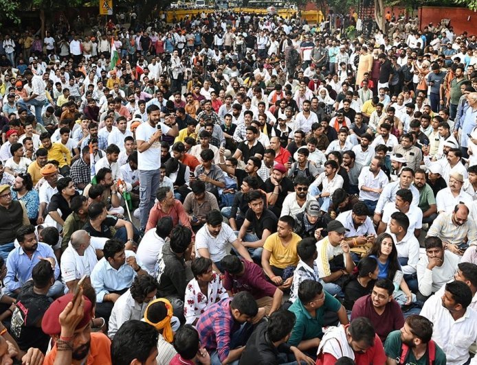 जंतर-मंतर की सियासी झाड़फूंक: संविधान, राजनीति और सामाजिक न्याय की असली परीक्षा!